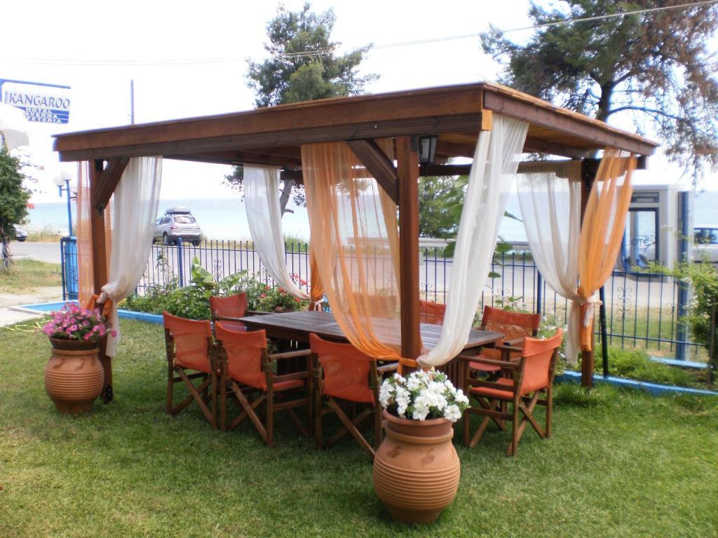 Kangaroo Hotel Mola Kalyva Exterior foto
