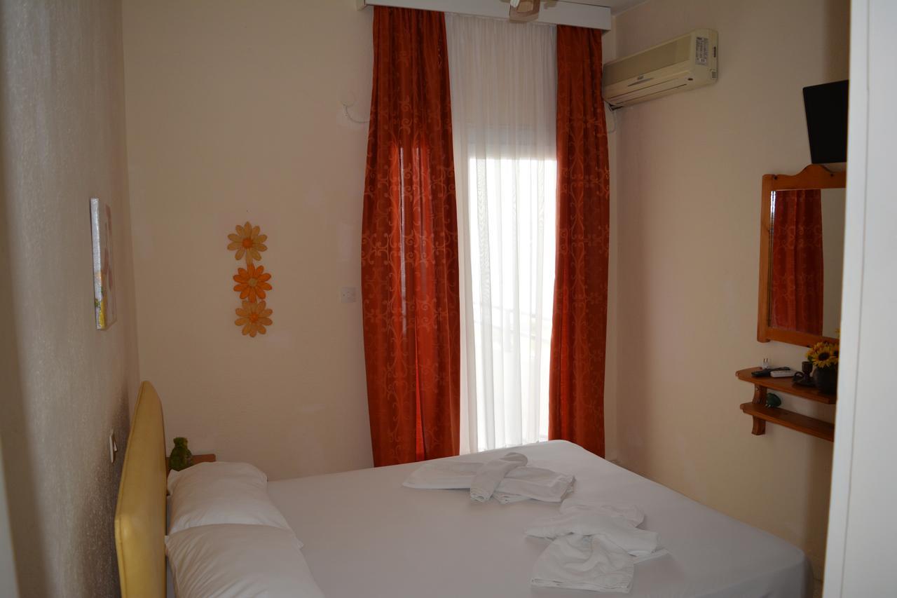 Kangaroo Hotel Mola Kalyva Exterior foto